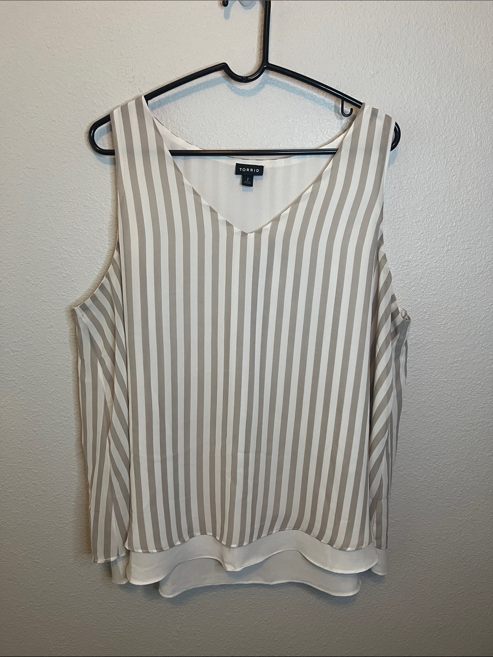 Torrid Striped VNeck Sleeveless Blouse Tan/White Size 2